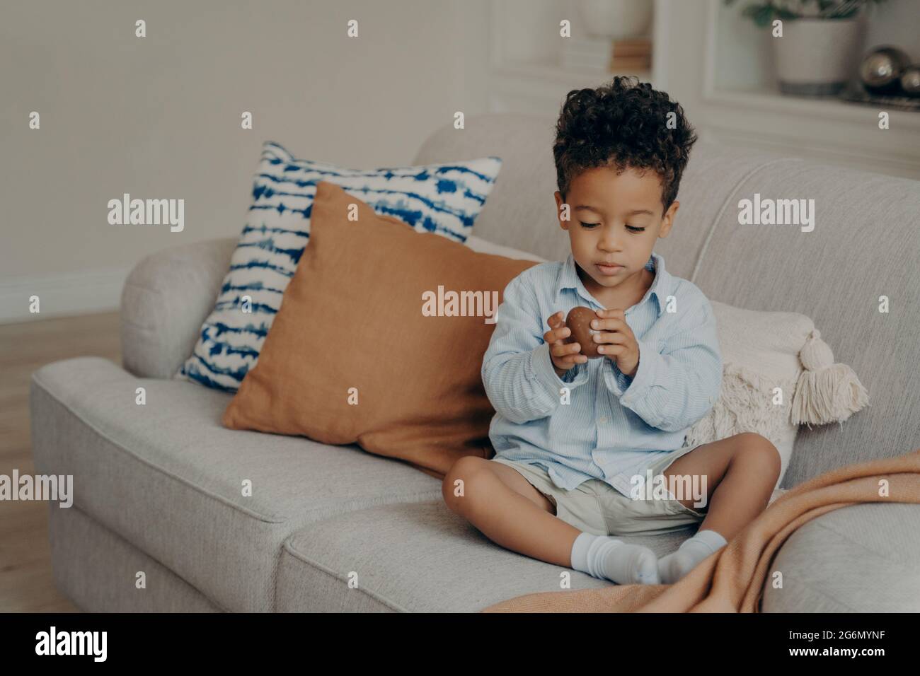 Adorable Bebe Noir Dans Des Vetements Decontractes Avec Un œuf De Chocolat Doux Photo Stock Alamy
