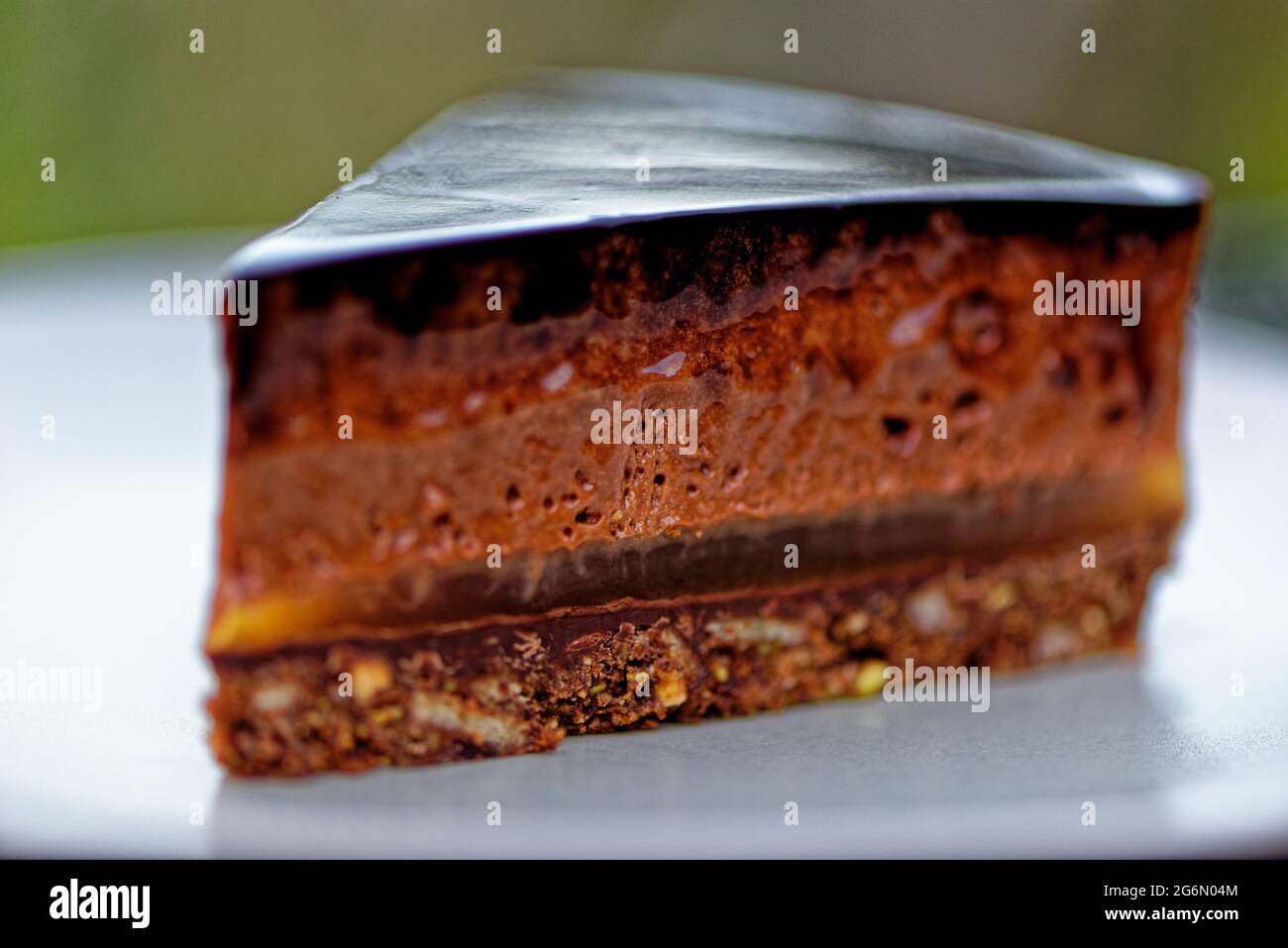 Gros plan sur une assiette blanche de tarte au chocolat noir appétissante Banque D'Images