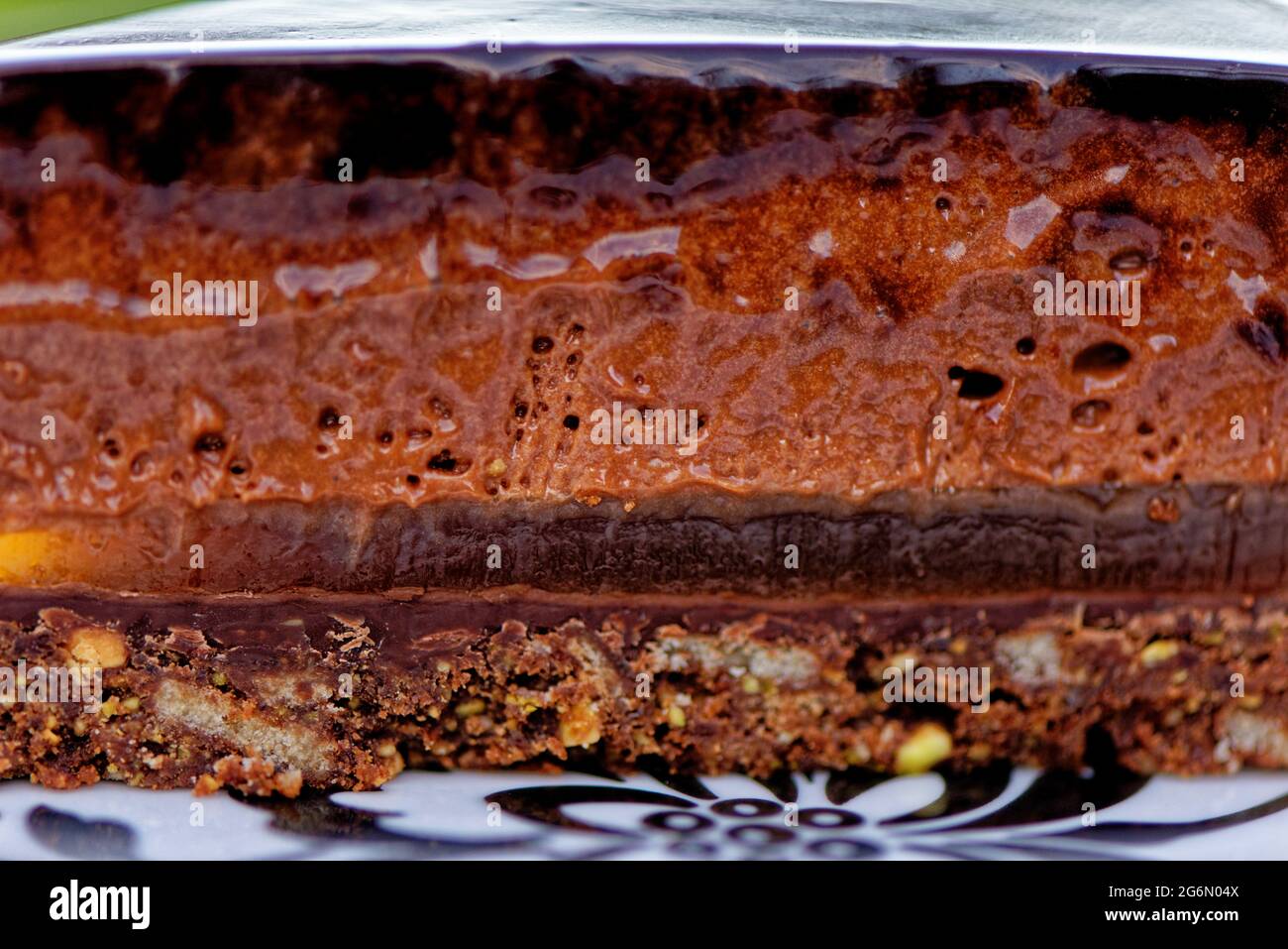 Gros plan sur une assiette blanche de tarte au chocolat noir appétissante Banque D'Images