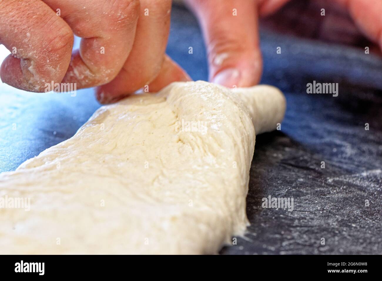 Fabrication du pain : dans une cuisine, le chef s'est lancé dans la fabrication de baguettes traditionnelles françaises appelées Ficelle, le mot français pour la corde Banque D'Images