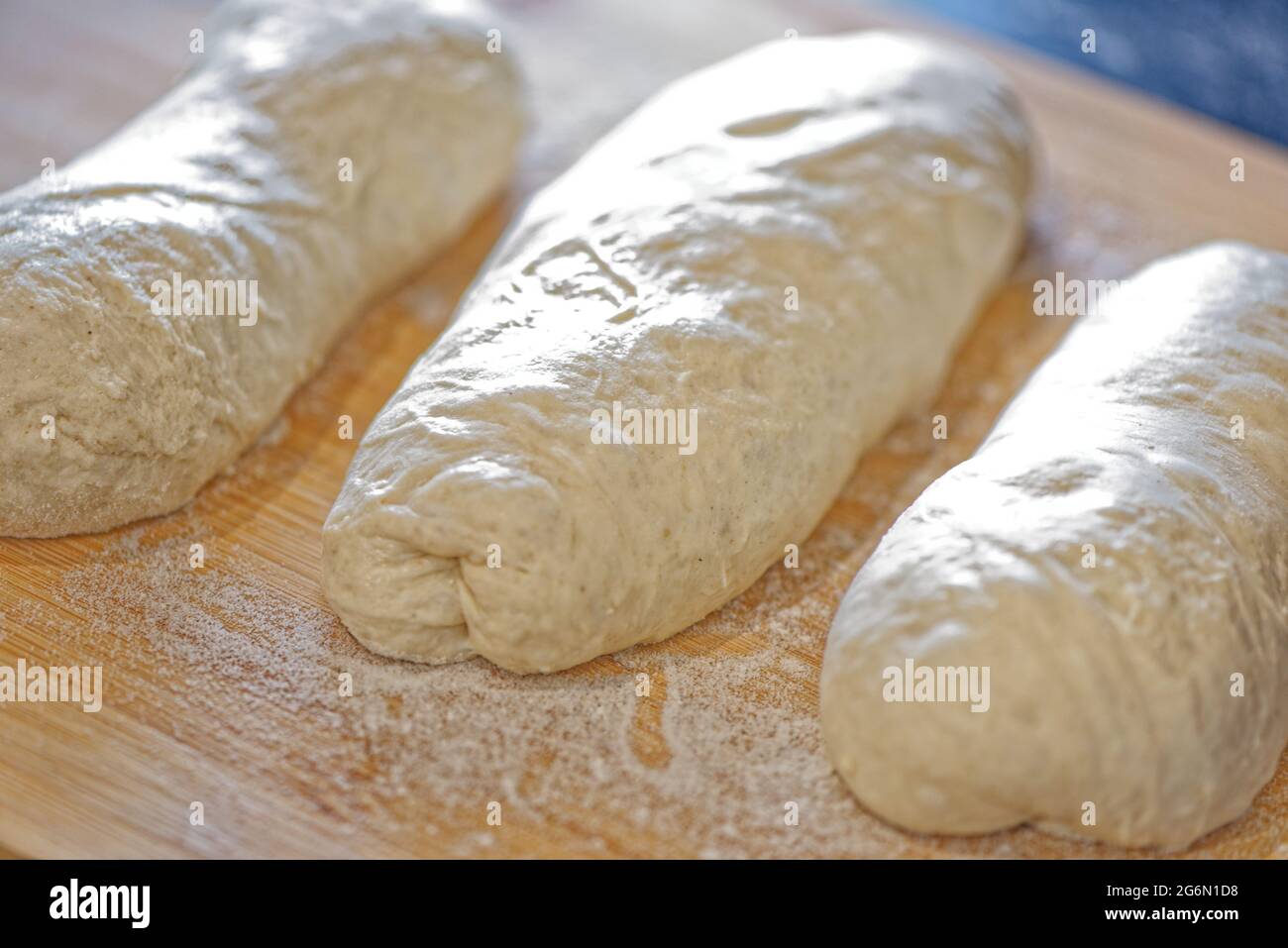 Pâte à pain avant de la mettre au four - procédé de fabrication de baguette française Banque D'Images
