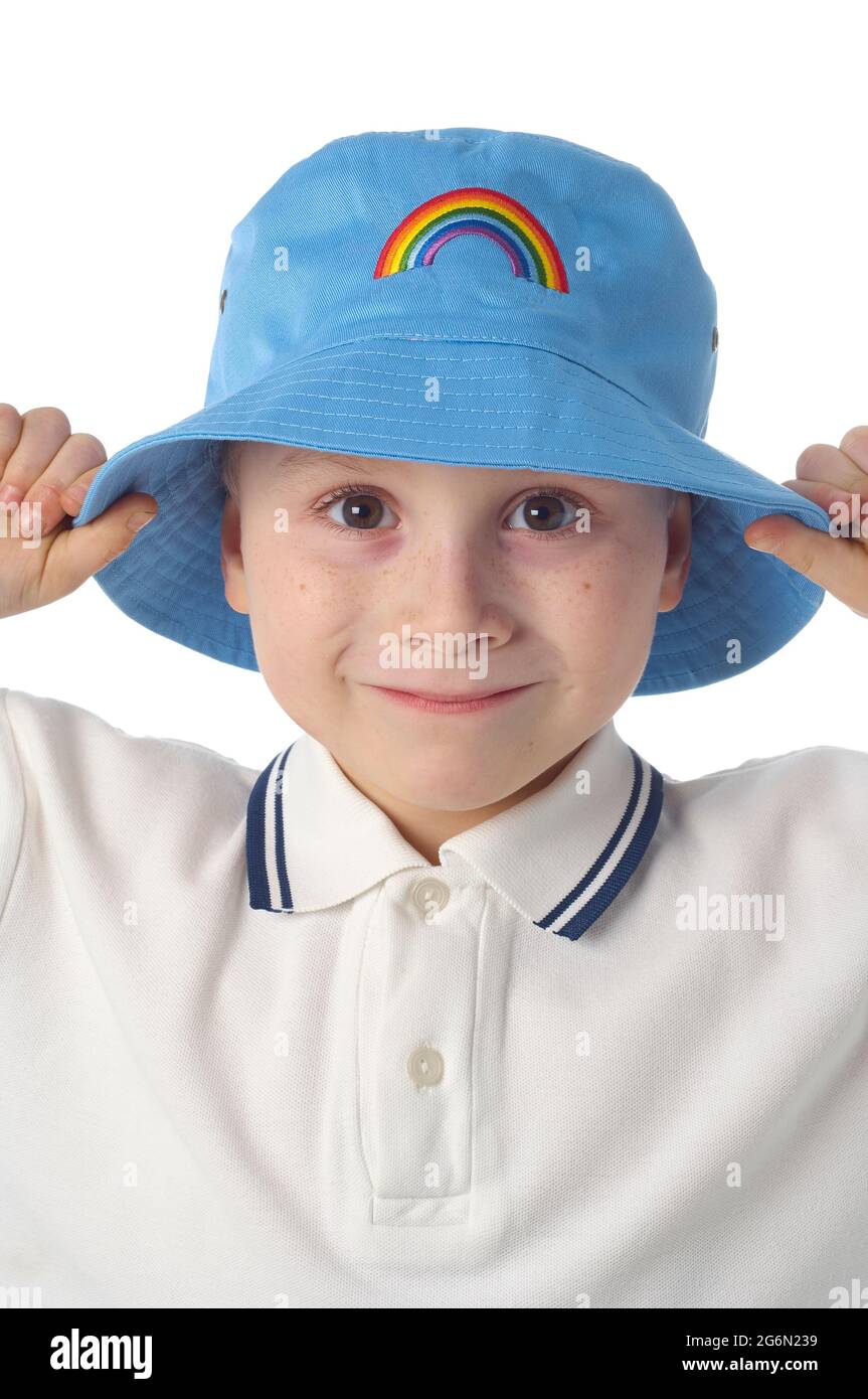 jeune garçon dans un seau bleu d'été avec un arc-en-ciel au centre Banque D'Images