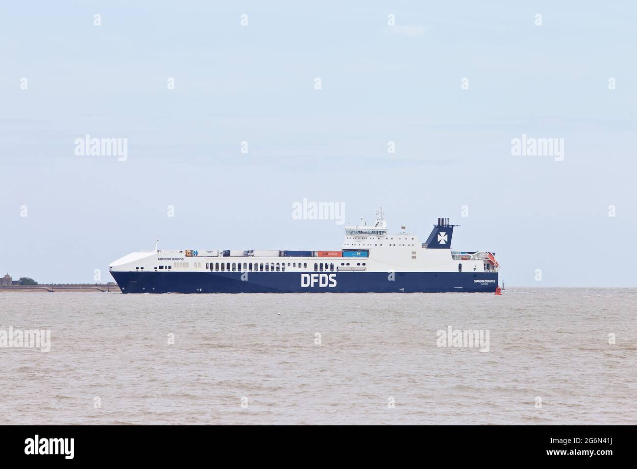 RO-RO (Roll On - Roll Off) navire de cargaison Gardenia Seaways entrant dans le port de Felixstowe, Suffolk, Royaume-Uni. Banque D'Images