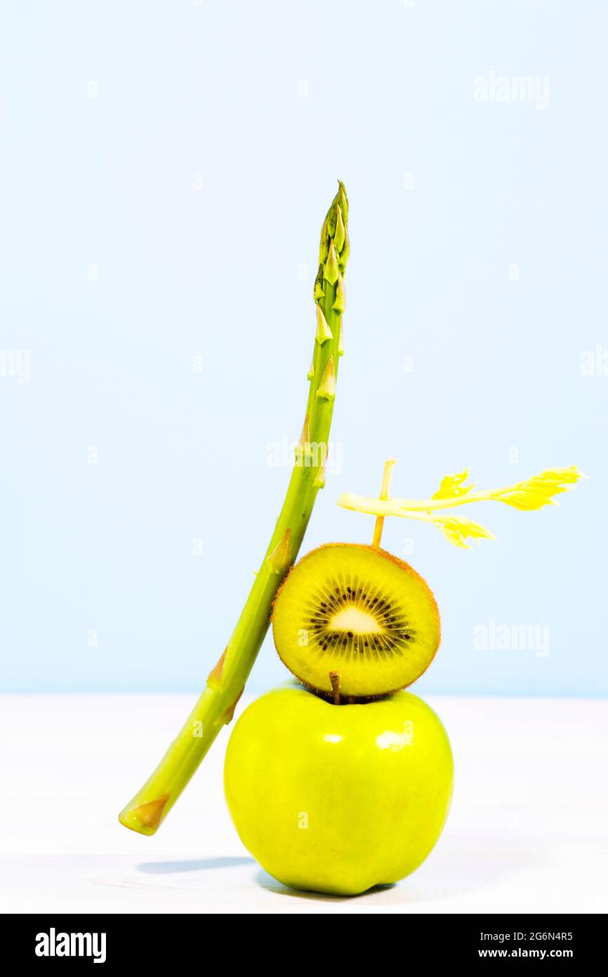 Fruits et légumes verts frais sur la table. Alimentation flottante d'équilibre. Alimentation alcaline saine. Équilibre. Copier l'espace Banque D'Images