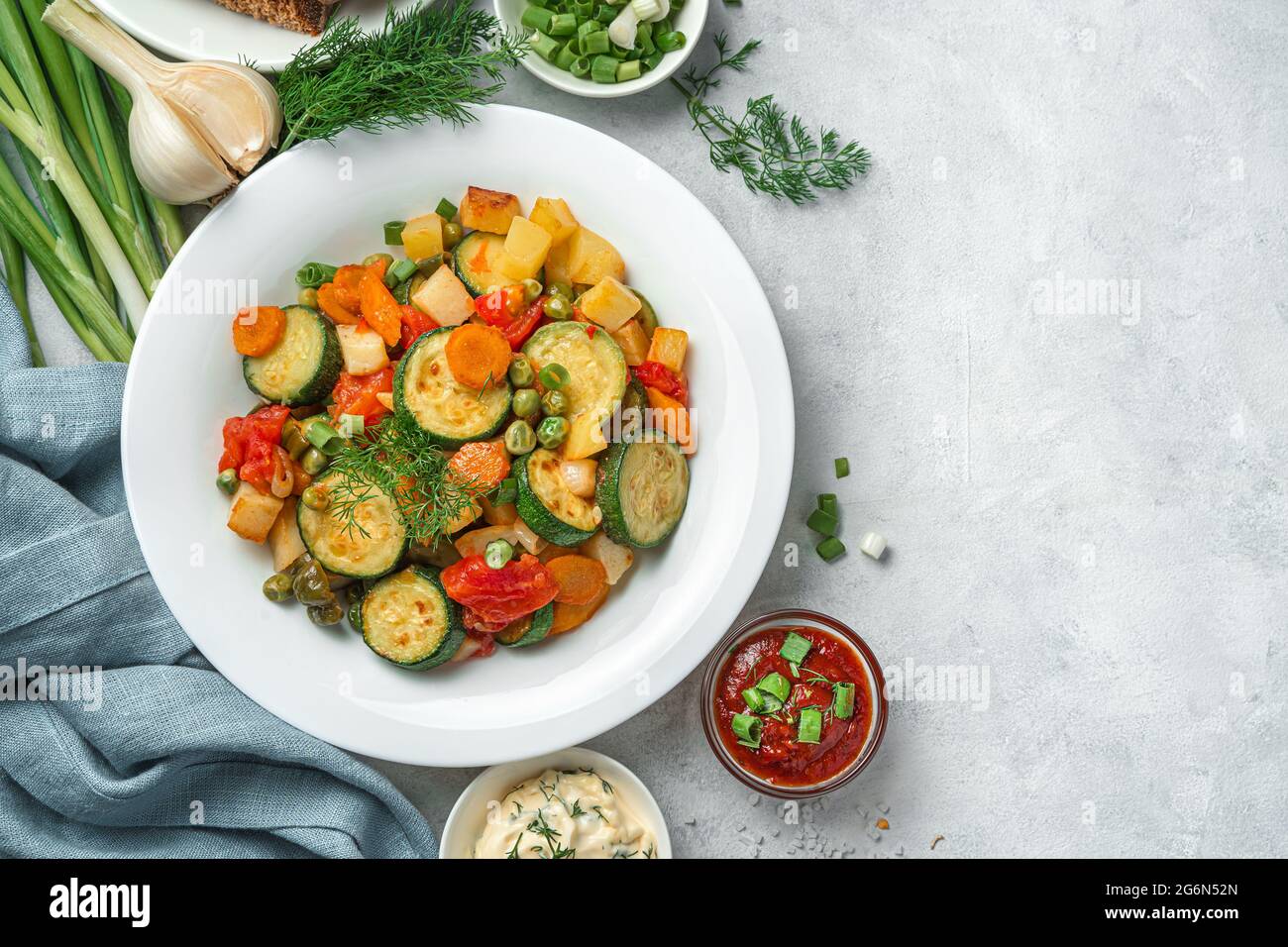 Légumes cuits dans une assiette blanche sur fond gris. Nourriture saine et  végétarienne Photo Stock - Alamy