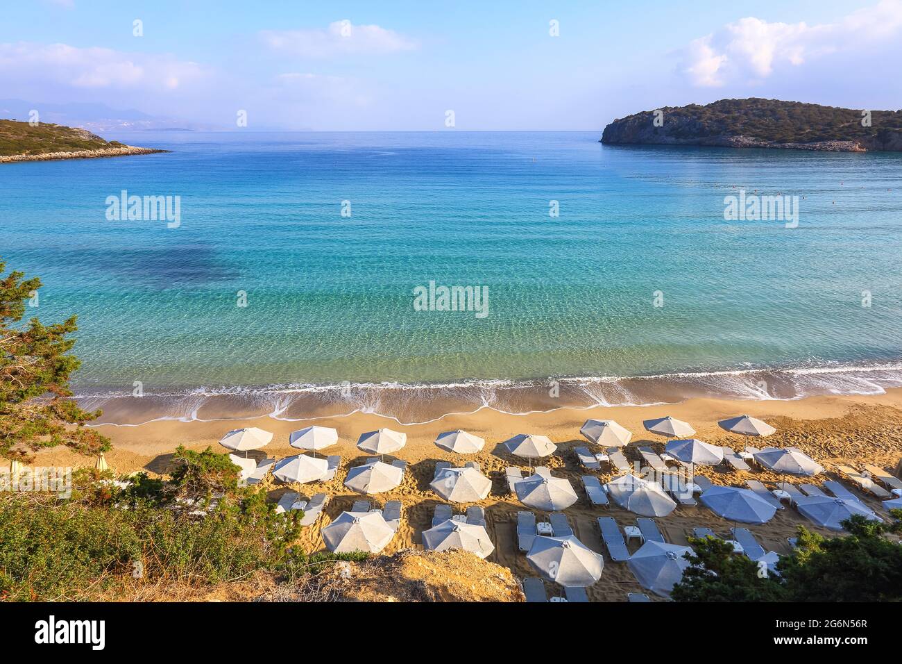 Fantastique sable blanc, mer et montagne. Plage vide avec parasols et transats fermés. 2020 voyage de quarantaine d'été. Belle vue estivale Banque D'Images