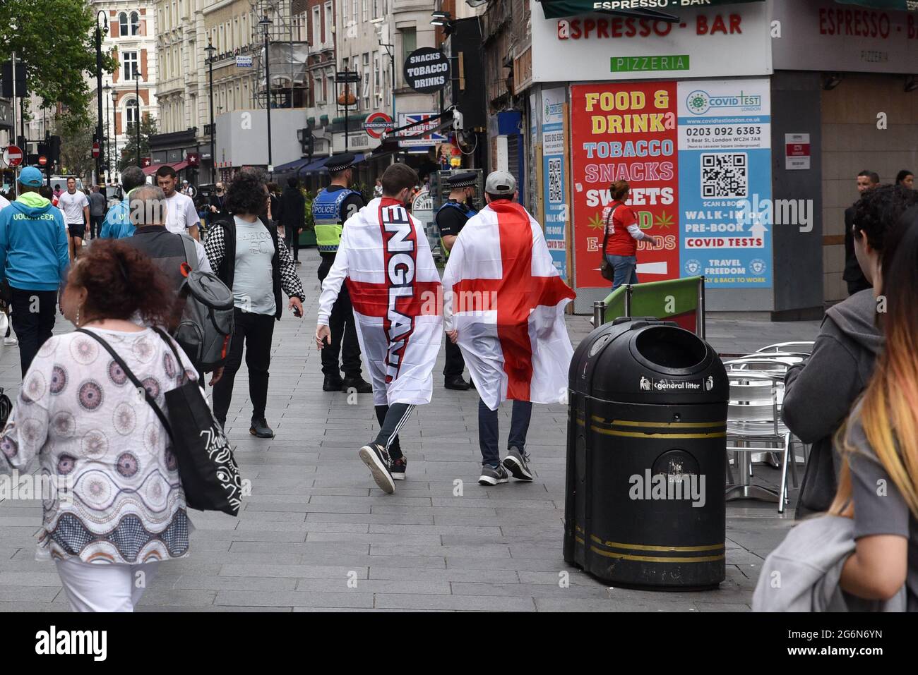Leicester Square, Londres, Royaume-Uni. 7 juillet 2021. Les fans d'Angleterre à Leicester Square avant l'Angleterre de ce soir contre le Danemark, EURO 2020. Crédit : Matthew Chattle/Alay Live News Banque D'Images
