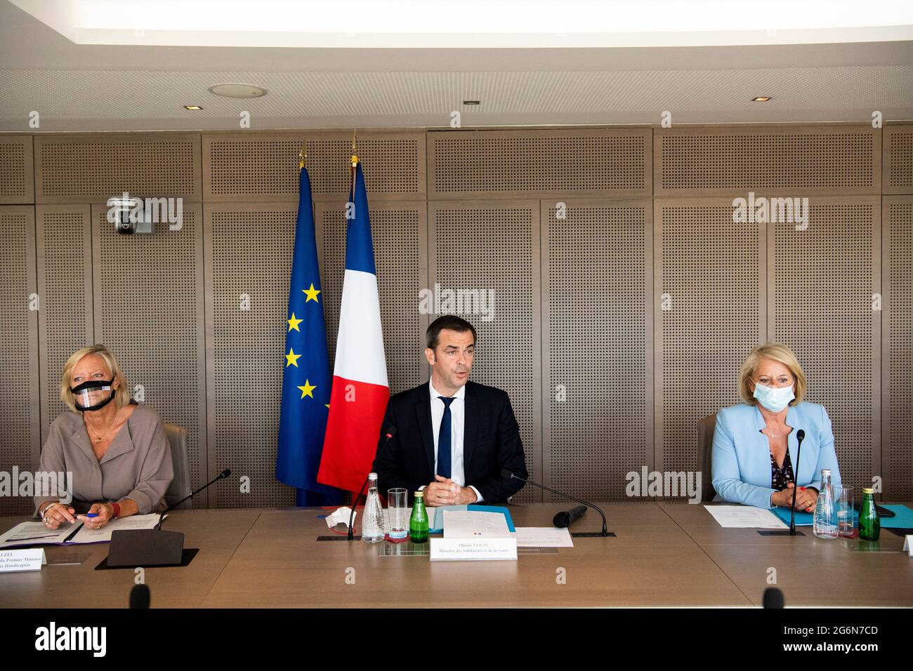 Le ministre français de la Santé Olivier Veran, accompagné de la ministre française des personnes handicapées Sophie Cluzel et de la ministre française de l'autonomie Brigitte Bourguignon, préside une réunion avec des représentants du secteur de la Santé, alors que le gouvernement travaille sur un projet de loi pour forcer les travailleurs de la santé à être vaccinés contre Covid-19, Le 7 juillet 2021 à Paris, France. Photo de JB Autissier /Pool/ABACAPRESS.COM Banque D'Images