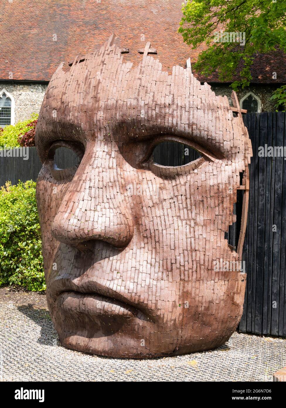 Sculpture de masque de cloison par Rick Kirby, inspirée par une ligne de la pièce de Christopher Marlowe Dr Faustus à l'extérieur du théâtre Marlowe Canterbury Kent Angleterre Banque D'Images