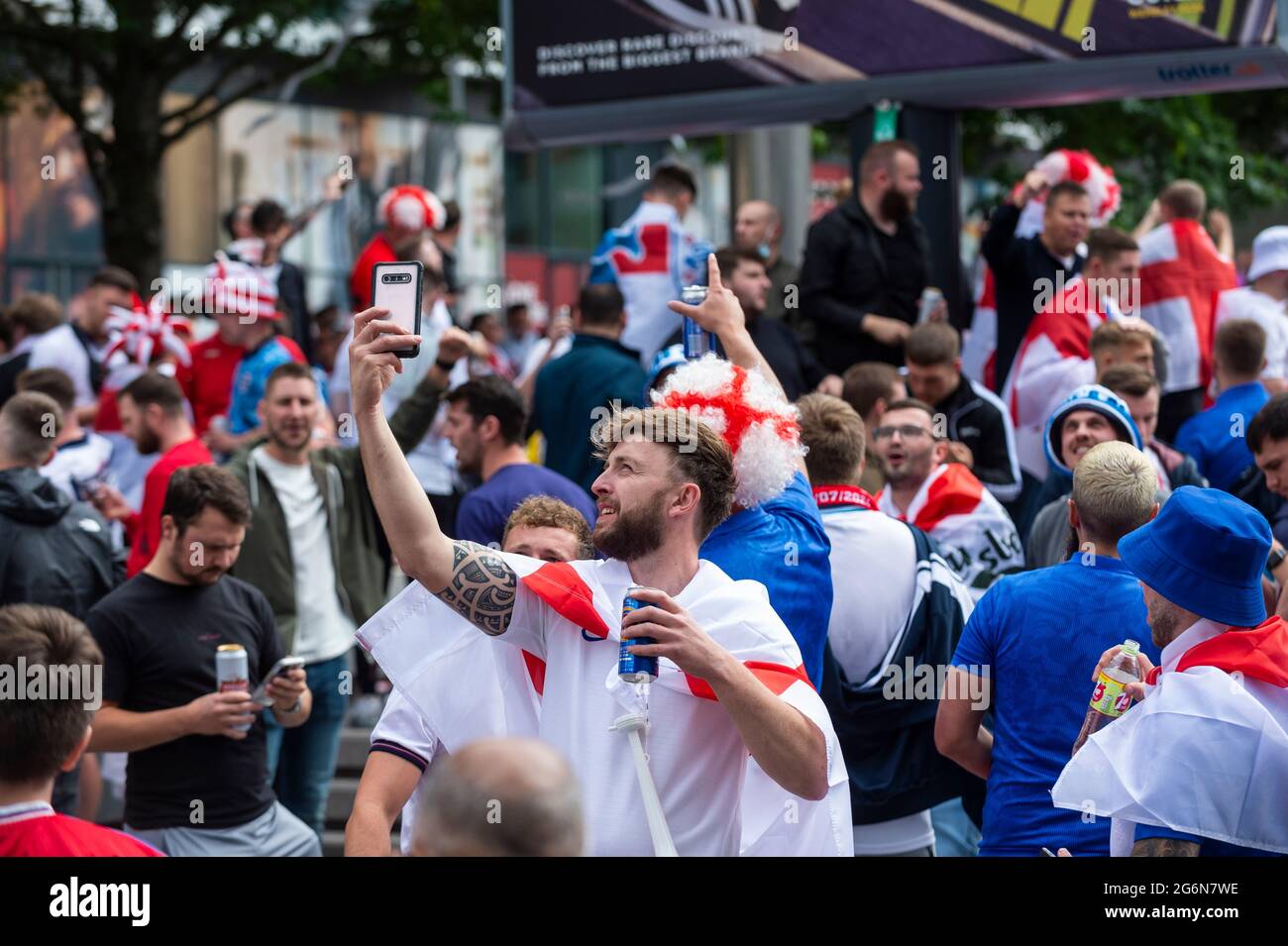 Londres, Royaume-Uni. 7 juillet 2021. Les fans d'Angleterre se rassemblent  en grand nombre devant le stade Wembley, avant la demi-finale de l'Euro  2020 entre l'Angleterre et le Danemark. 60,000 partisans, le plus
