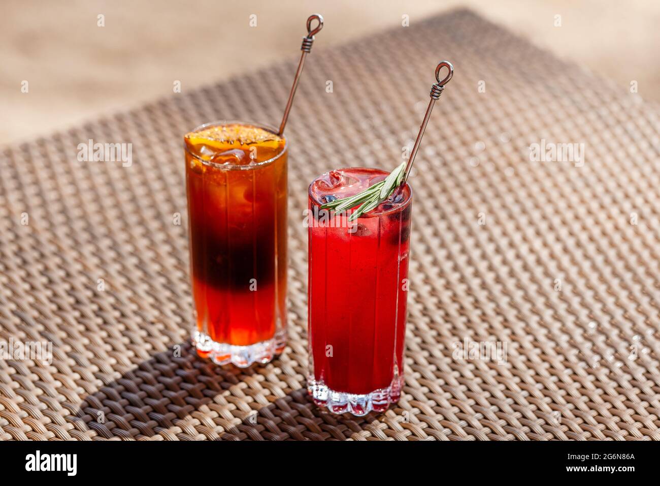 Deux cocktails de fruits debout sur la table en été Sunny Day, des boissons rafraîchissantes Banque D'Images