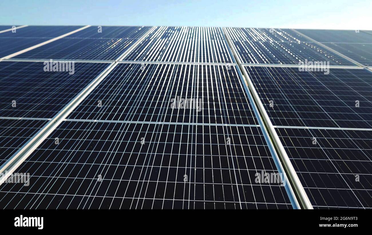 Panneau solaire, réflexion de lumière solaire photovoltaïque module photovoltaïque énergie solaire ferme de la centrale d'énergie proche de l'arrière-plan. Banque D'Images
