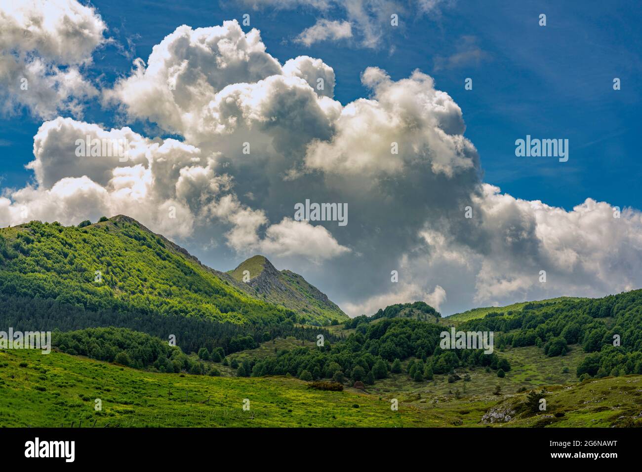 Paysage de montagne avec prairies et bois. Ciel avec de grands tas de nuages menaçants. Abruzzes, Italie, Europe Banque D'Images