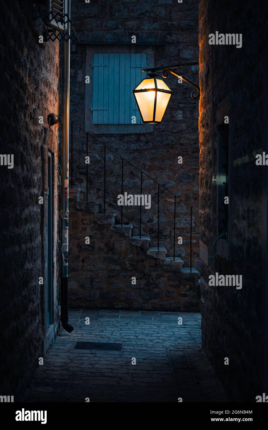Rue de la vieille ville de Budva la nuit. Monténégro, Balkans, Europe voyage. Banque D'Images