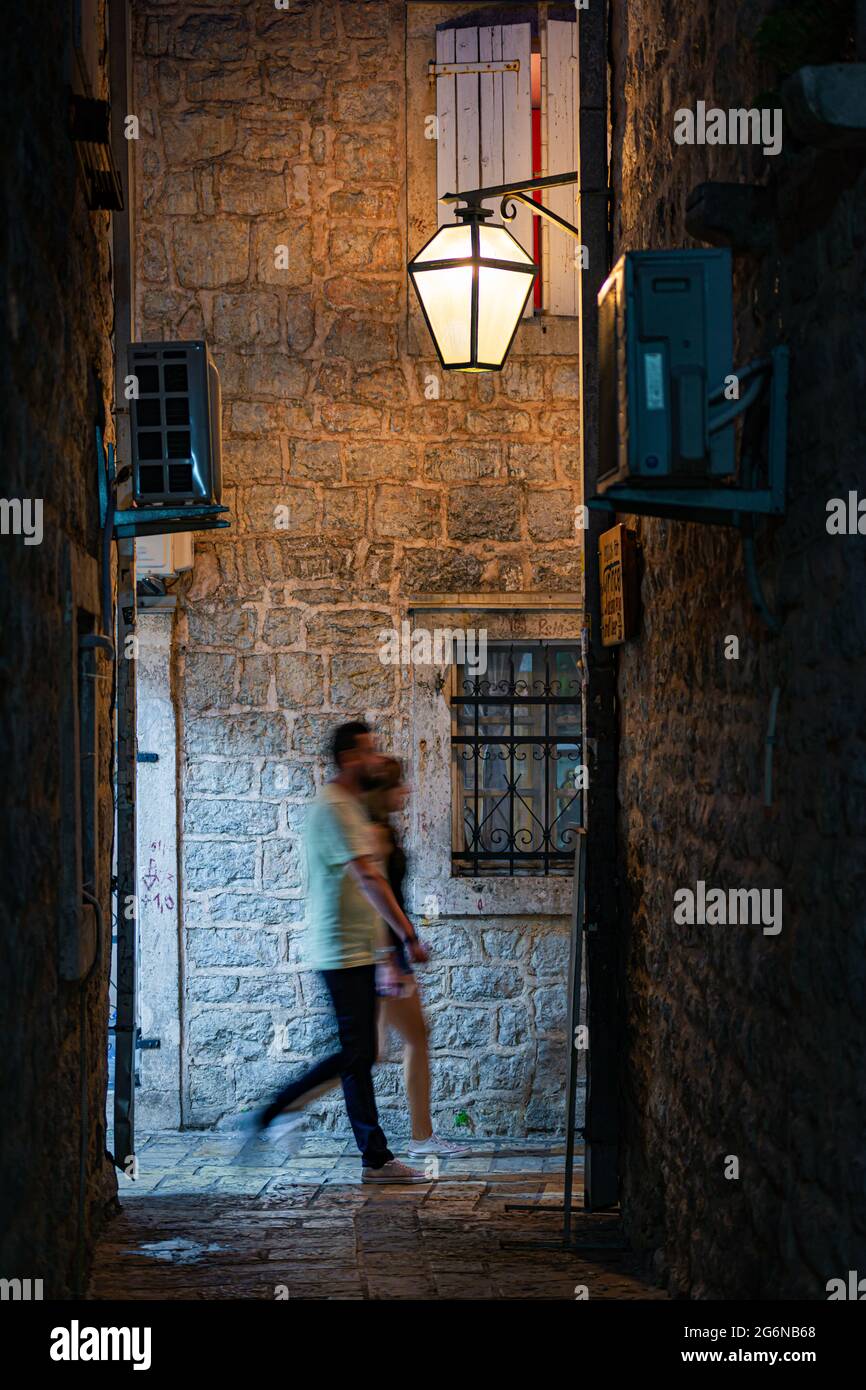 Rue de la vieille ville de Budva la nuit. Les gens marchent. Monténégro, Balkans, Europe voyage. Banque D'Images
