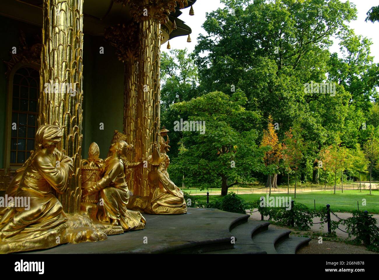 Statues des Guildes sur le salon de thé chinois dans le parc de Sanssouci Banque D'Images