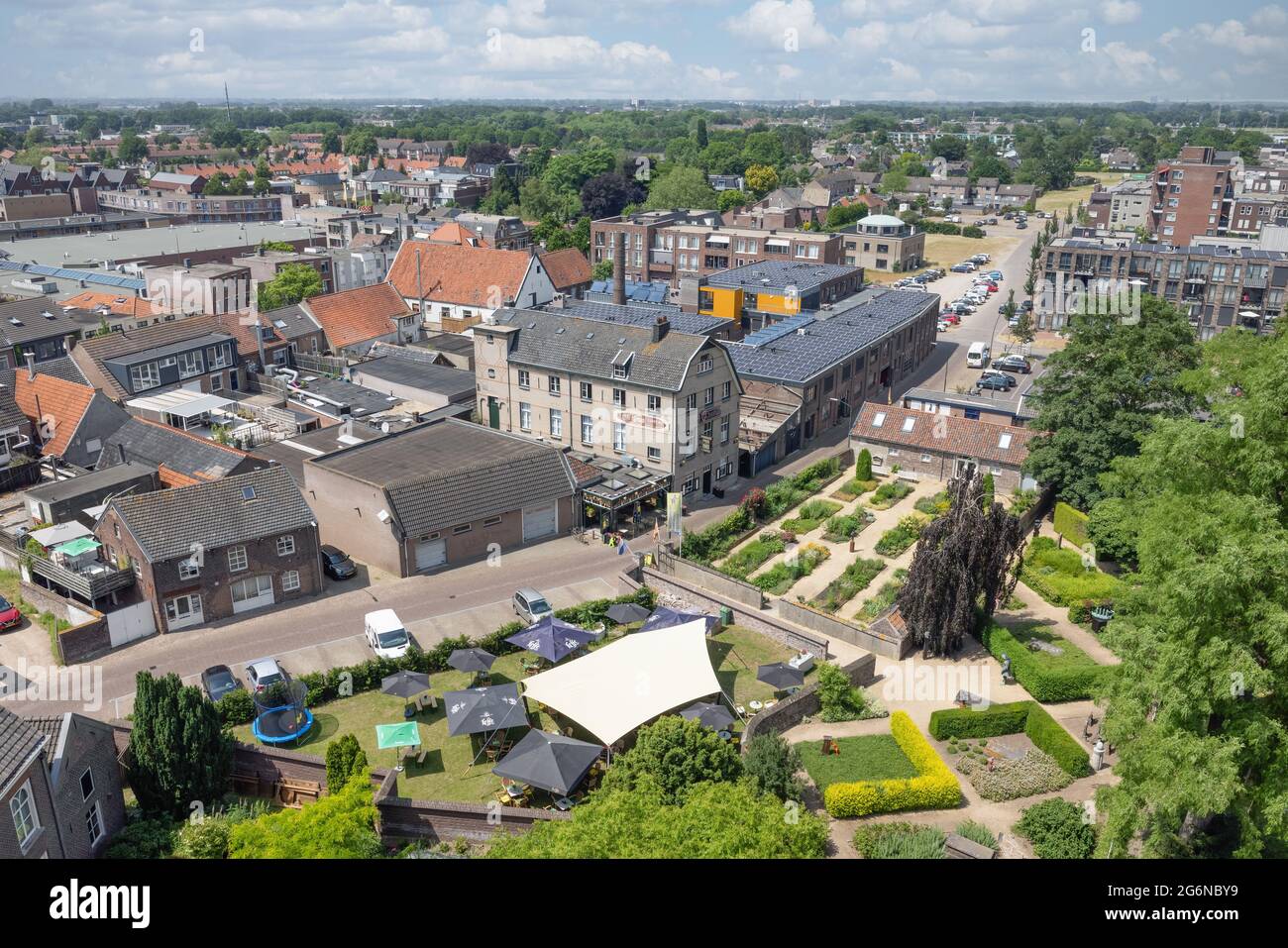 Vue aérienne village centre ville hollandaise Cuijk le long de la Meuse Banque D'Images