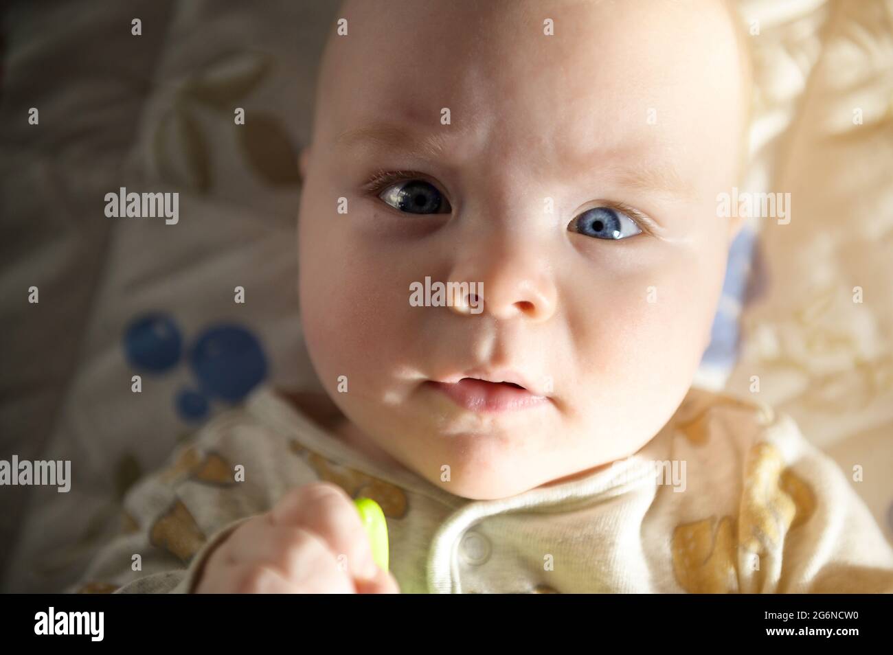 Portrait De Bebe Gros Plan Avec Yeux Bleus Photo Stock Alamy