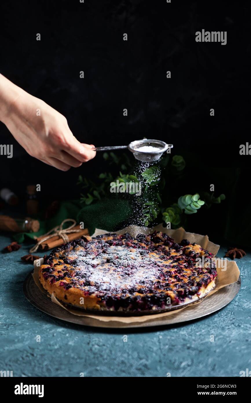 Gateau Francais Traditionnel Clafouti Aux Raisins De Corinthe Noirs Dessert De Fruits Maison Sucre Photo Stock Alamy