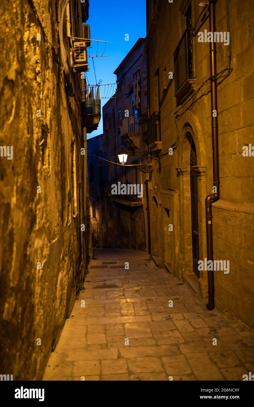 La nuit, dans les rues de la vieille ville de Taranto Banque D'Images