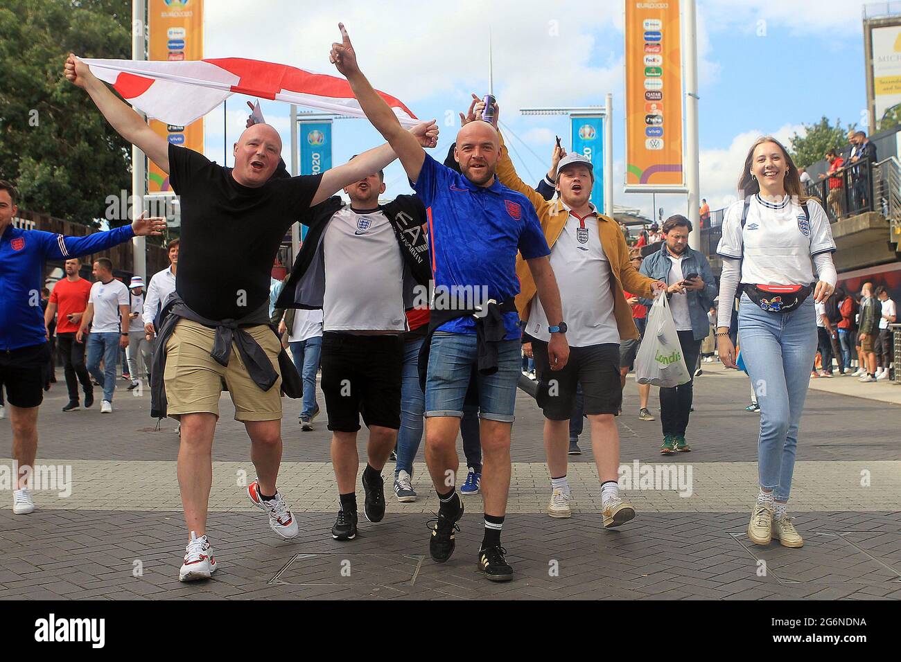 Londres, Royaume-Uni. 07e juillet 2021. Les fans de l'Angleterre se rendent sur Wembley Way avant de partir. Scenes Ahead off the UEFA Euro 2020 Tournament semi final match, England v Denmark, Wembley Stadium, Londres le mercredi 7 juillet 2021. photo par Steffan Bowen/Andrew Orchard sports Photography/Alay Live News crédit: Andrew Orchard sports Photography/Alay Live News Banque D'Images
