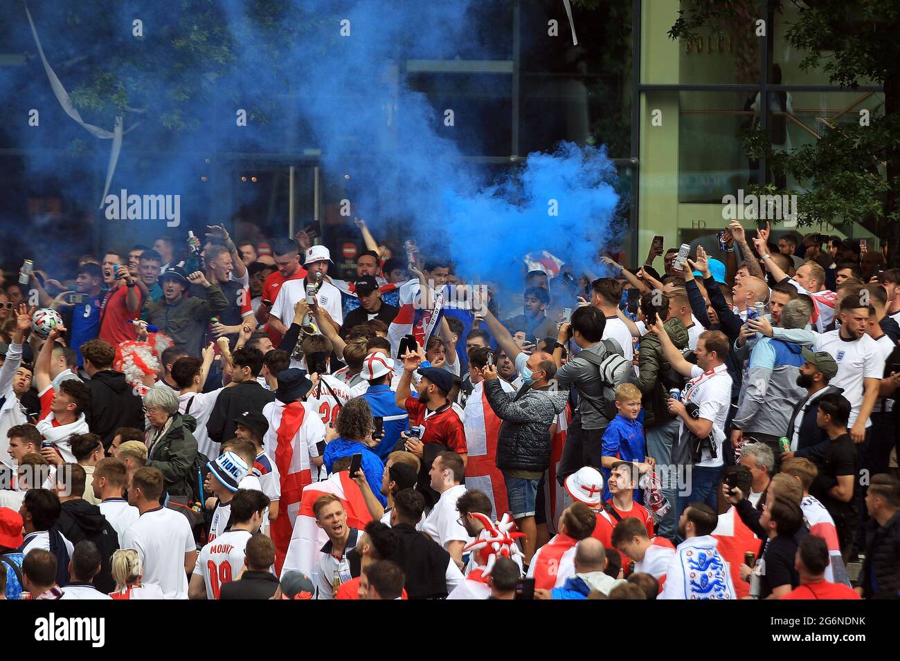Londres, Royaume-Uni. 07e juillet 2021. Les fans de l'Angleterre ont fait une lumière bleue à l'extérieur du sol. Scenes Ahead off the UEFA Euro 2020 Tournament semi final match, England v Denmark, Wembley Stadium, Londres le mercredi 7 juillet 2021. photo par Steffan Bowen/Andrew Orchard sports Photography/Alay Live News crédit: Andrew Orchard sports Photography/Alay Live News Banque D'Images