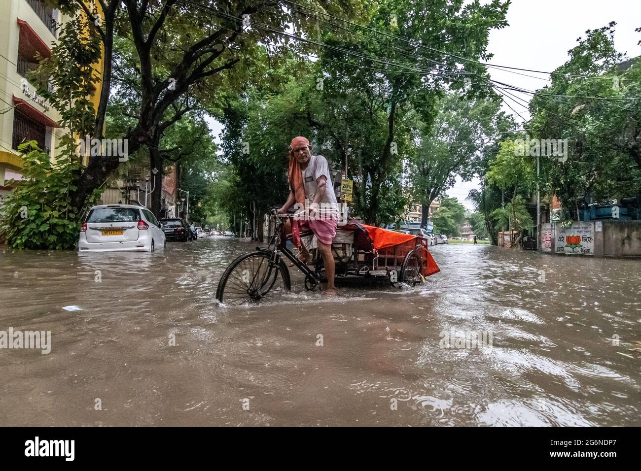 Kolkata, Bengale occidental, Inde. 7 juillet 2021. Prises de vue de quelques-unes des rues de Kolkata, submergées pendant des heures à cause du ciel sombre suivi de fortes pluies. De lourdes périodes de pluie et d'orage ont provoqué l'engorgement dans plusieurs régions de Kolkata cet après-midi d'aujourd'hui. Les gens ont dû faire face à beaucoup de difficultés pour se déplacer à travers les routes à moitié niveau de la carrosserie pour recueillir leurs essentiels quotidiens. Credit: Sauragh Sirohiya/ZUMA Wire/Alay Live News Banque D'Images