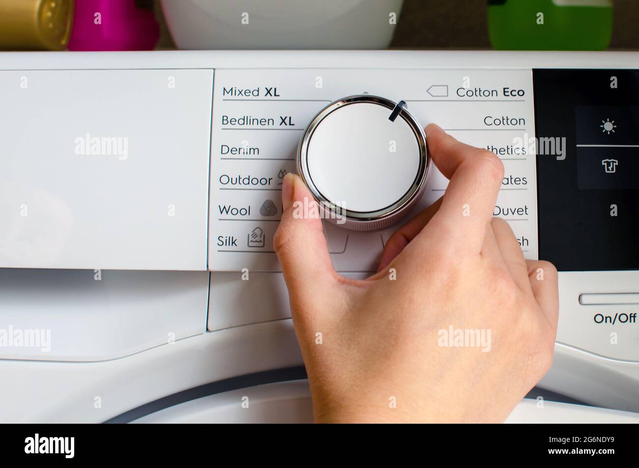 Tournez le bouton du sèche-linge à la main pour régler la température.  Réglage du sécheur Photo Stock - Alamy