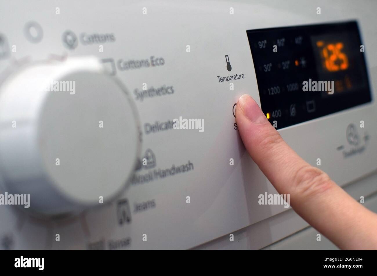 Photo d'une femme qui a configuré le lave-linge, en réglant les paramètres  de lavage, en activant le lavage Photo Stock - Alamy