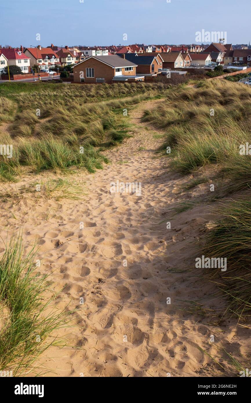 Sentier à pied à travers les dunes de sable entre Blackpool et Lytham St Annes Banque D'Images