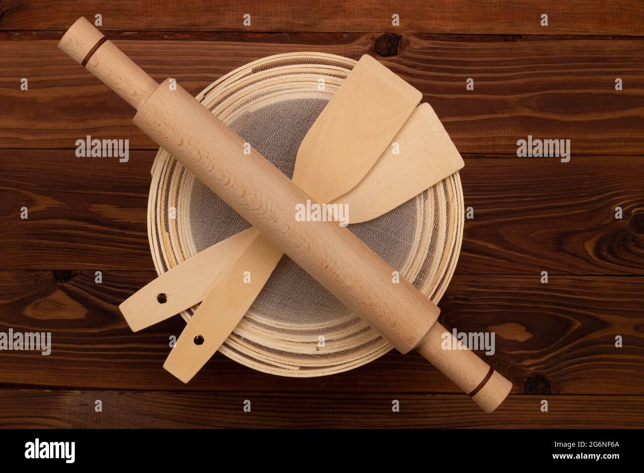 Tamis à farine traditionnel antique, en bois de hêtre et maille fine, broche à pâte et spatules culinaires sur fond marron. Réglé pour sifti Banque D'Images