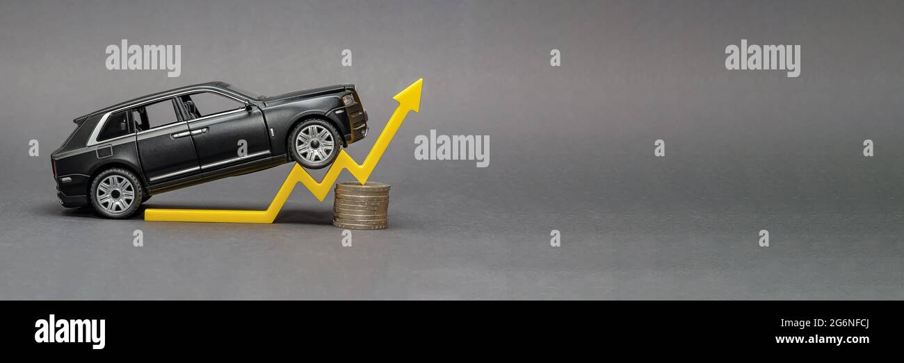 Prix de la voiture. Le coût des pièces automobiles. Sur fond noir, il y a une voiture modèle autour de la pièce. Le concept de la croissance du marché des transports et Banque D'Images