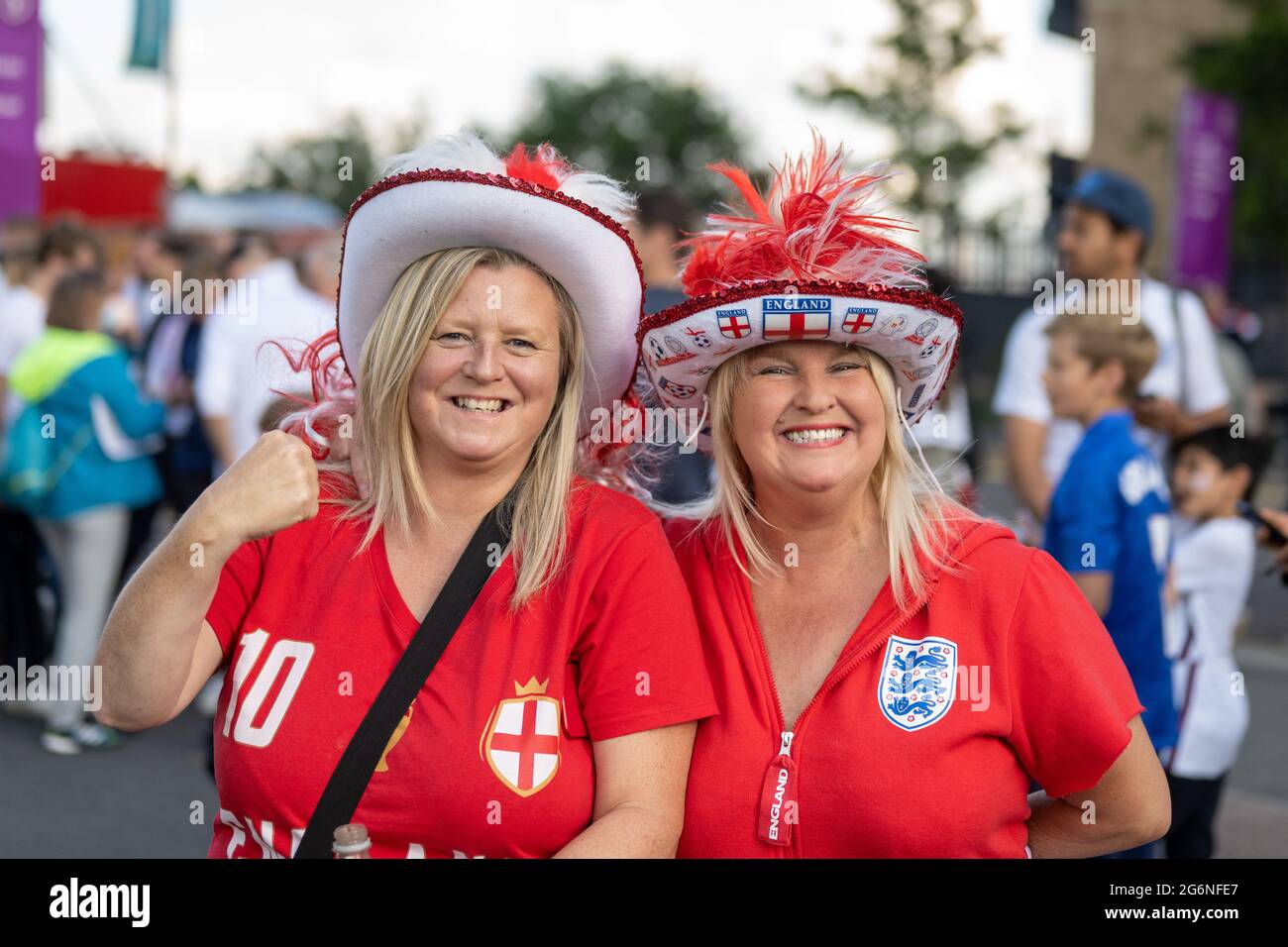 Londres, Royaume-Uni. 7 juillet 2021. Deux fans de l'Angleterre vêtus de vêtements de marque anglaise. Credit: Thomas Eddy/Alay Live News Banque D'Images