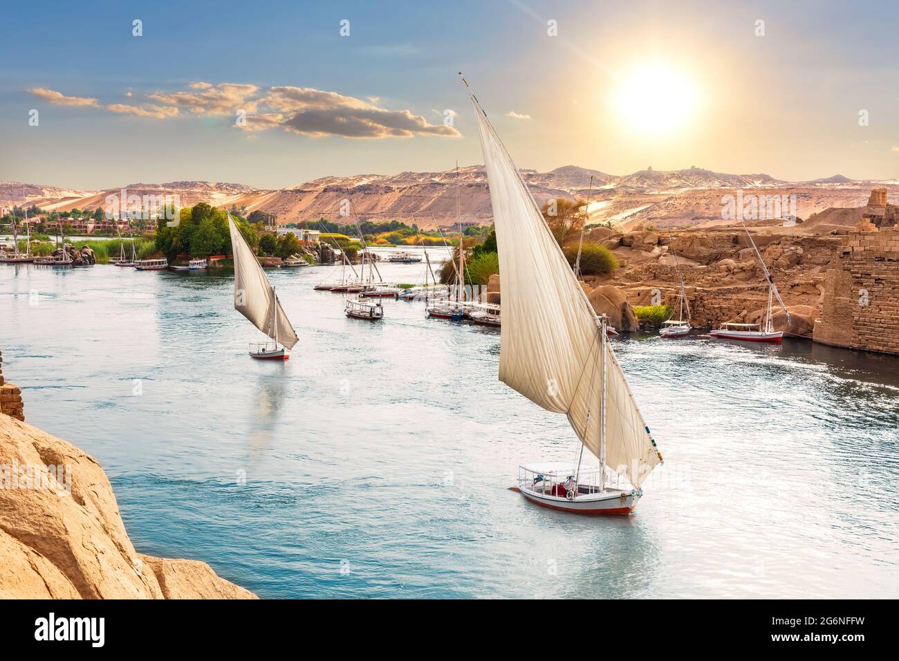 Voiliers traditionnels du Nil près des rives d'Assouan, Égypte. Banque D'Images