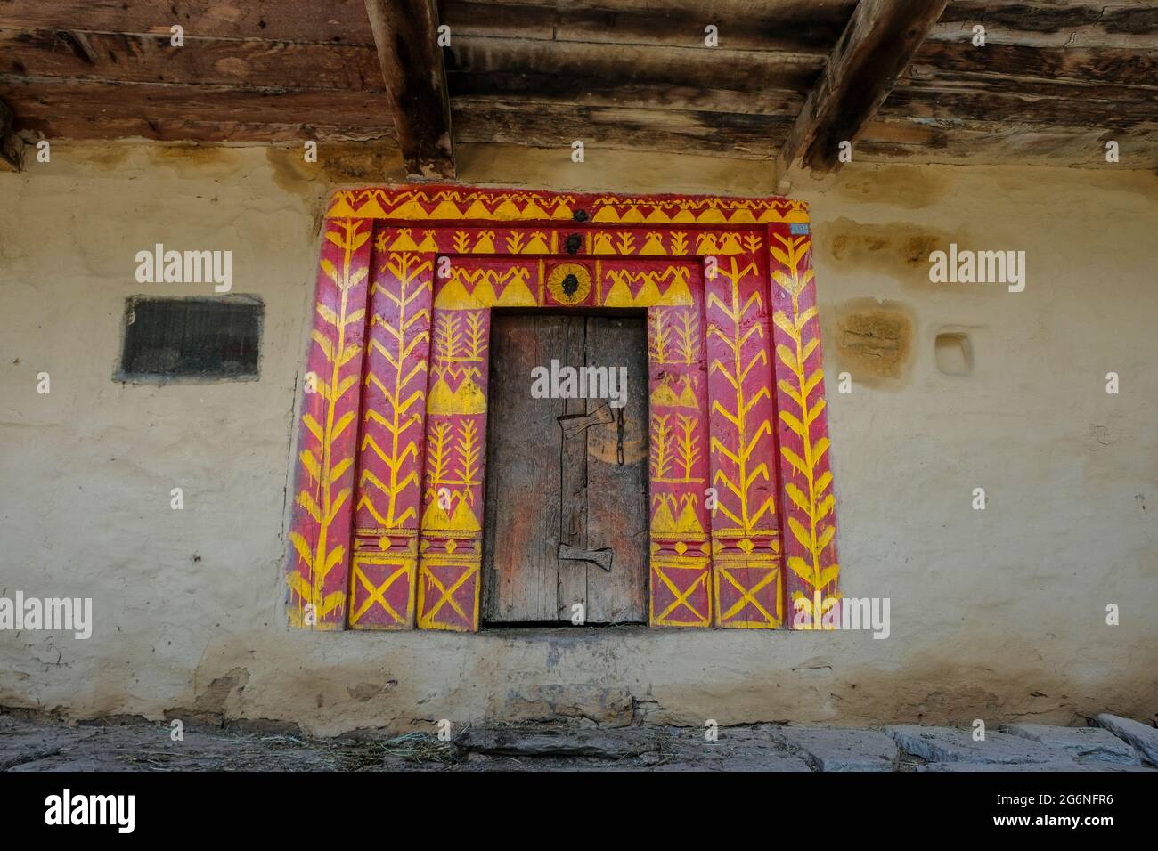 Vashisht, Inde - juin 2021 : détail d'une maison traditionnelle à Vashisht, près de Manali, le 23 juin 2021 à Himachal Pradesh, Inde. Banque D'Images