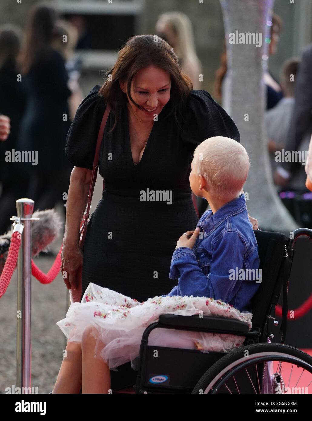 Arlene Phillips et Lily Douglas, lauréate du prix Pride of Scotland, arrivent à Hopetoun House, dans le sud du Queensferry. Date de la photo: Mercredi 7 juillet 2021. Banque D'Images