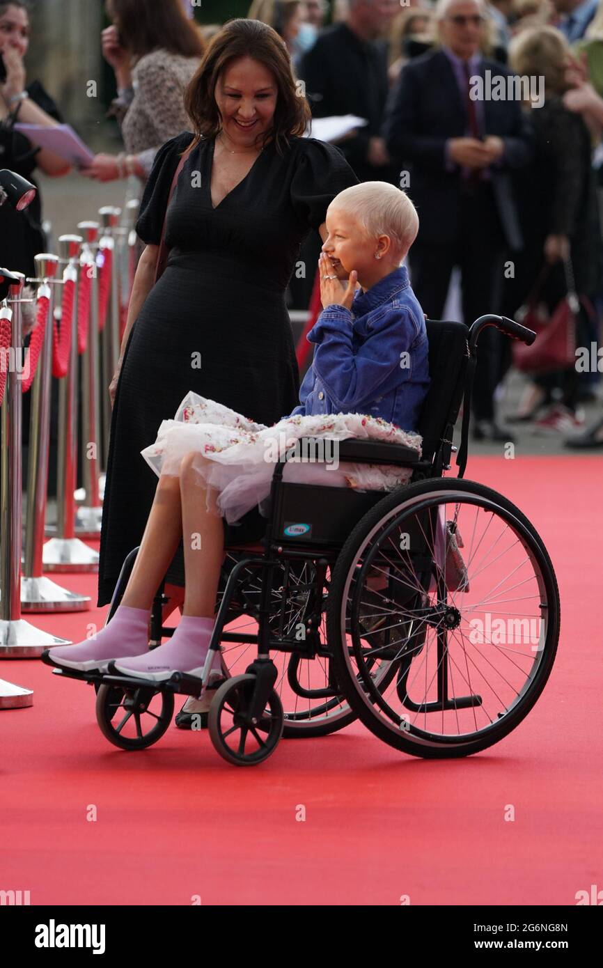 Arlene Phillips et Lily Douglas, lauréate du prix Pride of Scotland, arrivent à Hopetoun House, dans le sud du Queensferry. Date de la photo: Mercredi 7 juillet 2021. Banque D'Images