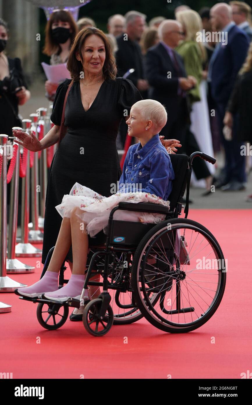 Arlene Phillips et Lily Douglas, lauréate du prix Pride of Scotland, arrivent à Hopetoun House, dans le sud du Queensferry. Date de la photo: Mercredi 7 juillet 2021. Banque D'Images