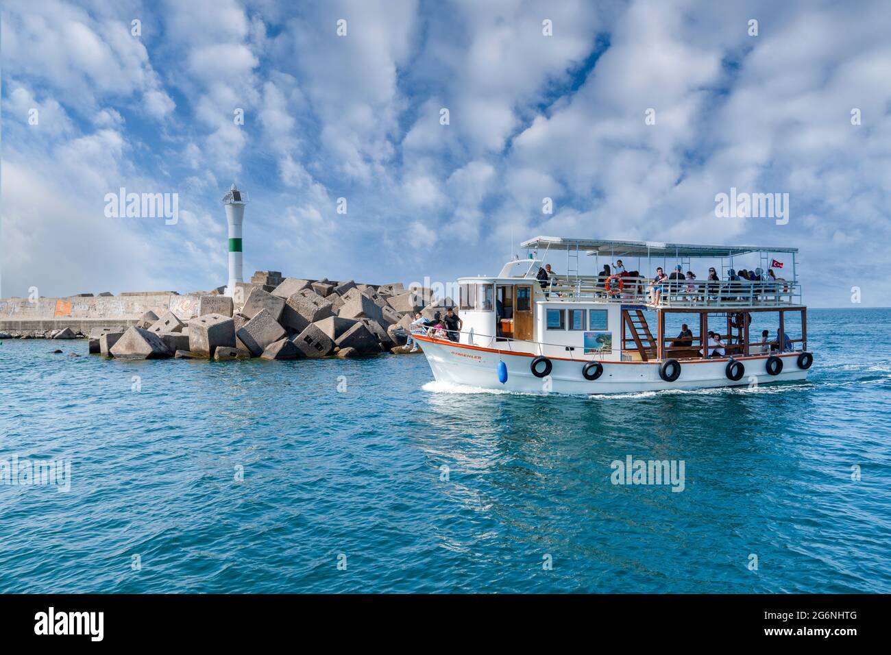 Amasra, Turquie - juin 26 2021: Excursions en bateau touristes. Banque D'Images