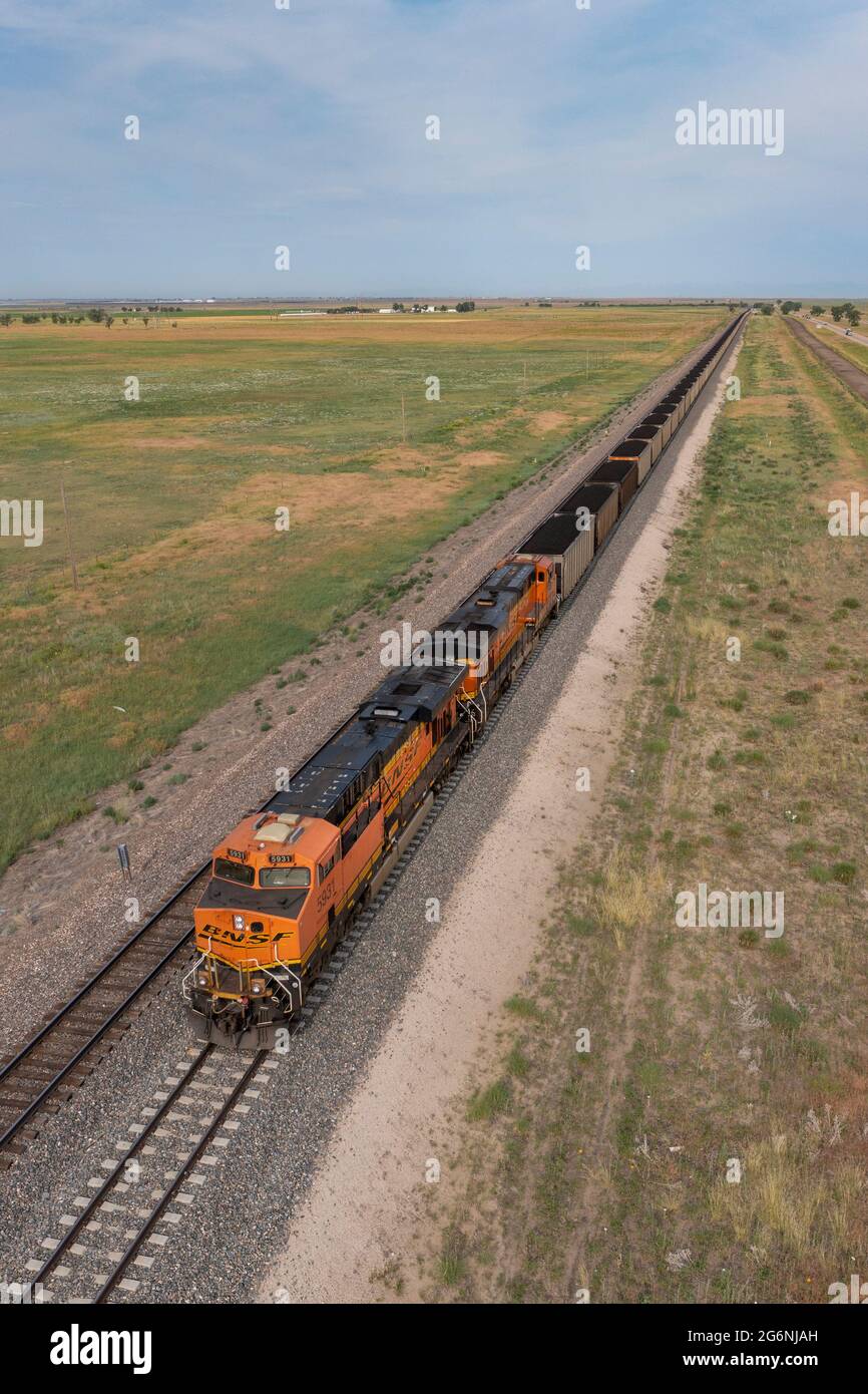 Roggen, Colorado - UN train de marchandises de Burlington Northern Santa Fe transportant du charbon à l'est de Denver. Banque D'Images