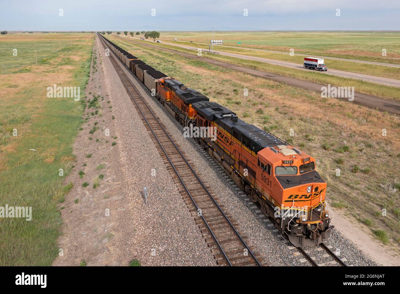 Roggen, Colorado - UN train de marchandises Burlington Northern Santa Fe transportant du charbon le long de l'Interstate-76 à l'est de Denver. Banque D'Images