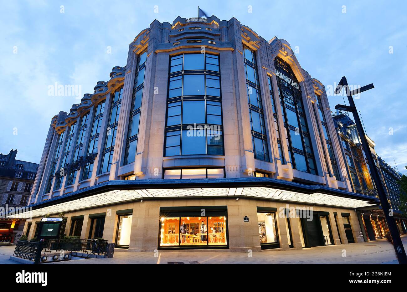 Samaritaine est un grand magasin situé dans le premier arrondissement de Paris, en France. Niché entre la Seine et la rue de Rivoli Banque D'Images