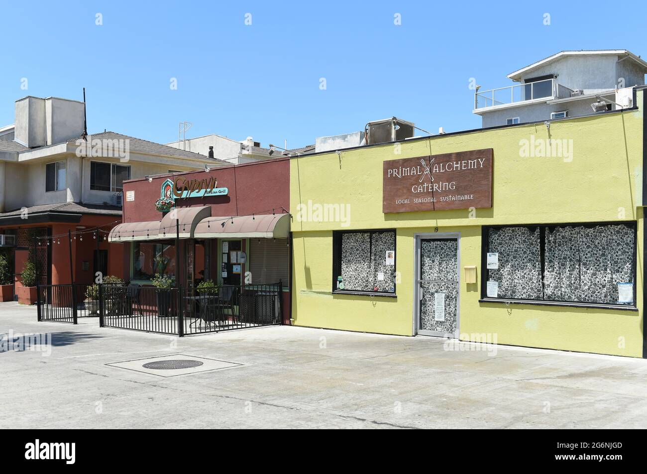 LONG BEACH, CALIFORNIE - 5 JUILLET 2021 : le Cyprus Perse Grill et Primal Alchemy restaurants de restauration dans le quartier de Belmont Shores. Banque D'Images