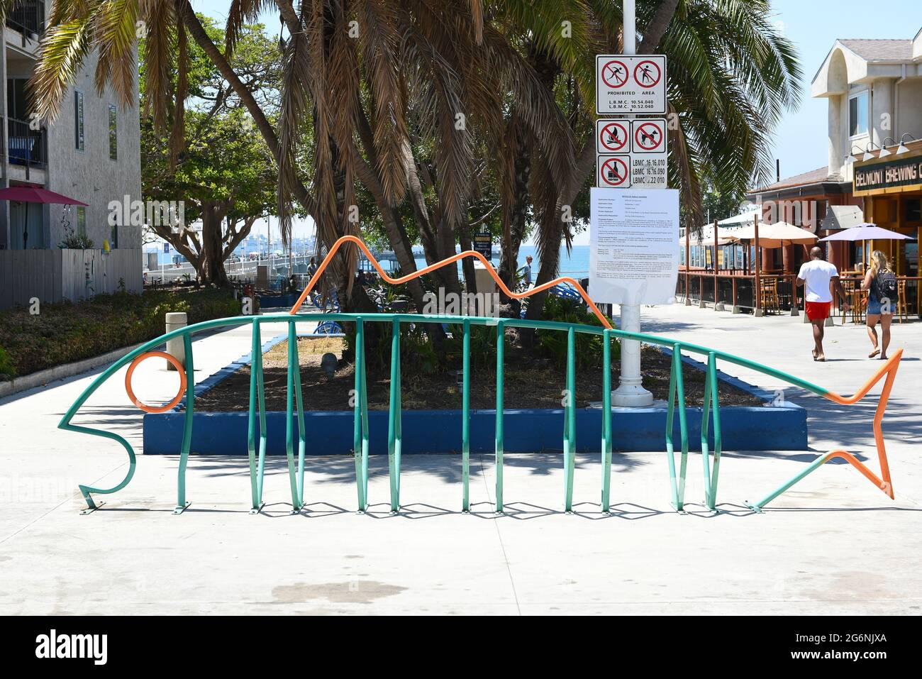LONG BEACH, CALIFORNIE - 5 JUILLET 2021 : porte-vélos en forme de poisson dans le quartier de Belmont Shores près de Belmont Pier. Banque D'Images