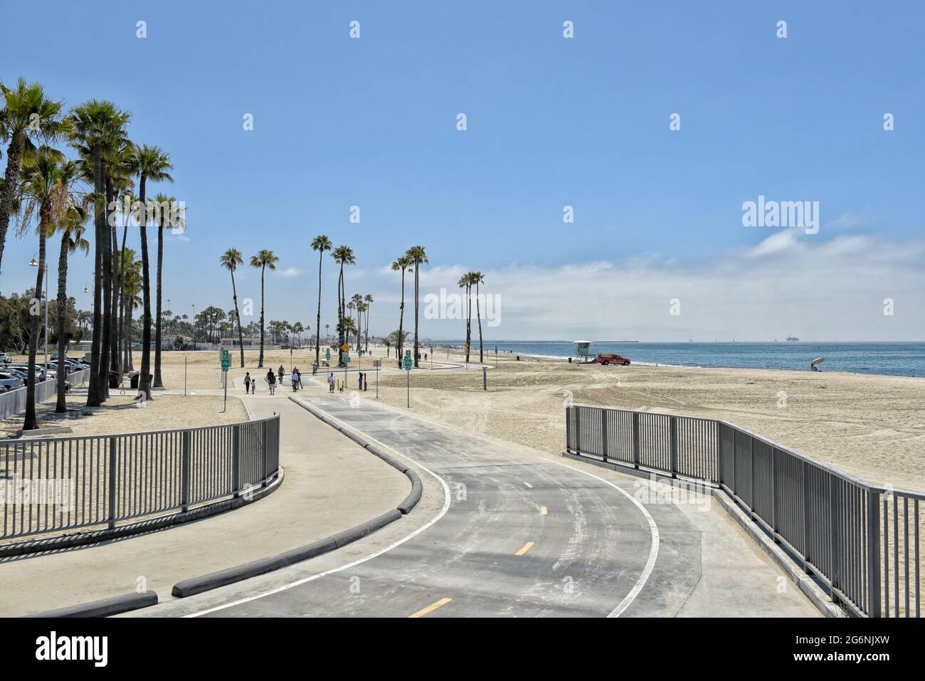 LONG BEACH, CALIFORNIE - 5 JUILLET 2021 : chemin du rivage qui serpente autour de la jetée Belmont Veterans Memorial Pier. Banque D'Images