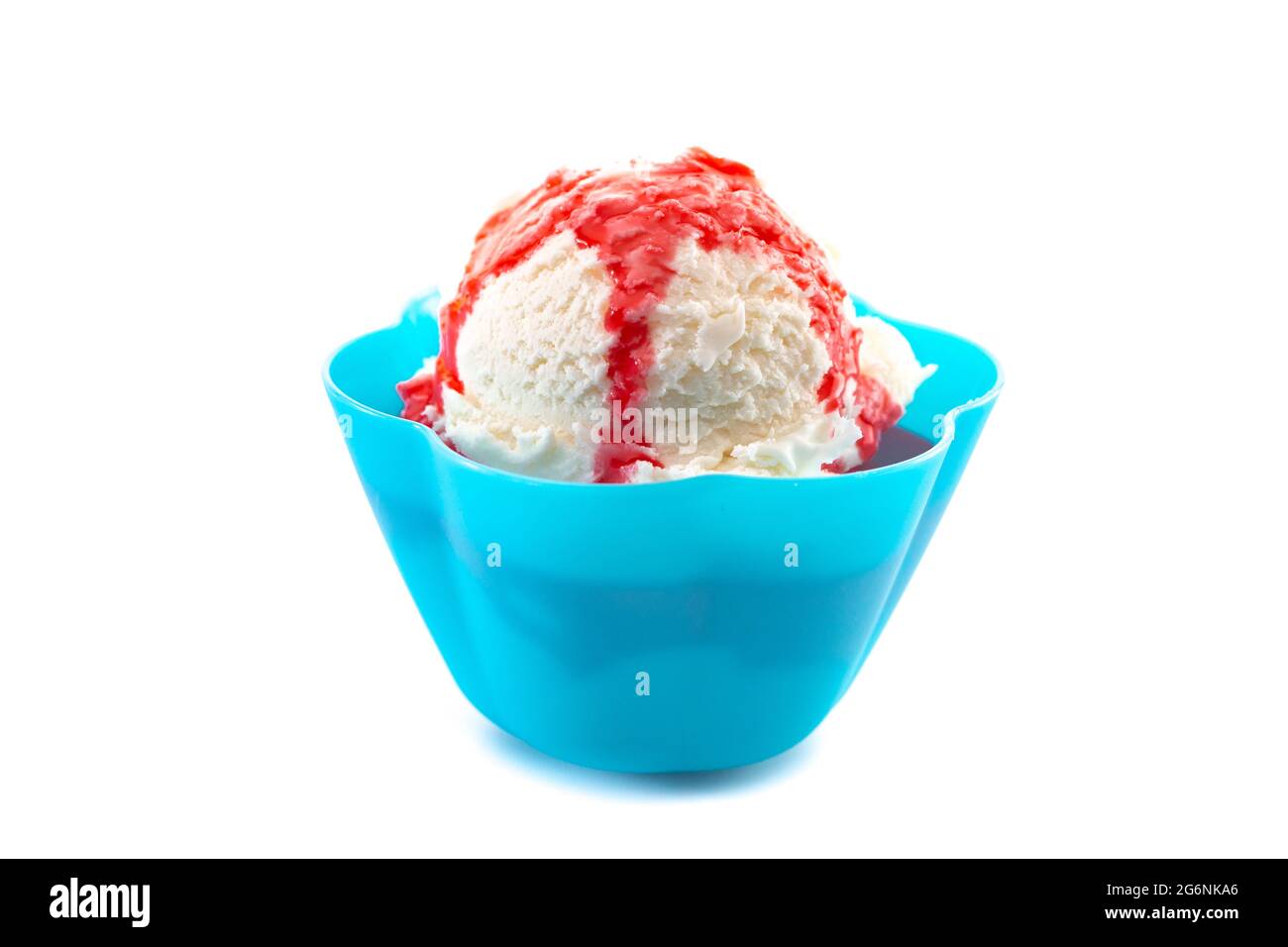 Simple vanille Sundae avec sauce aux fraises isolée sur fond blanc Banque D'Images
