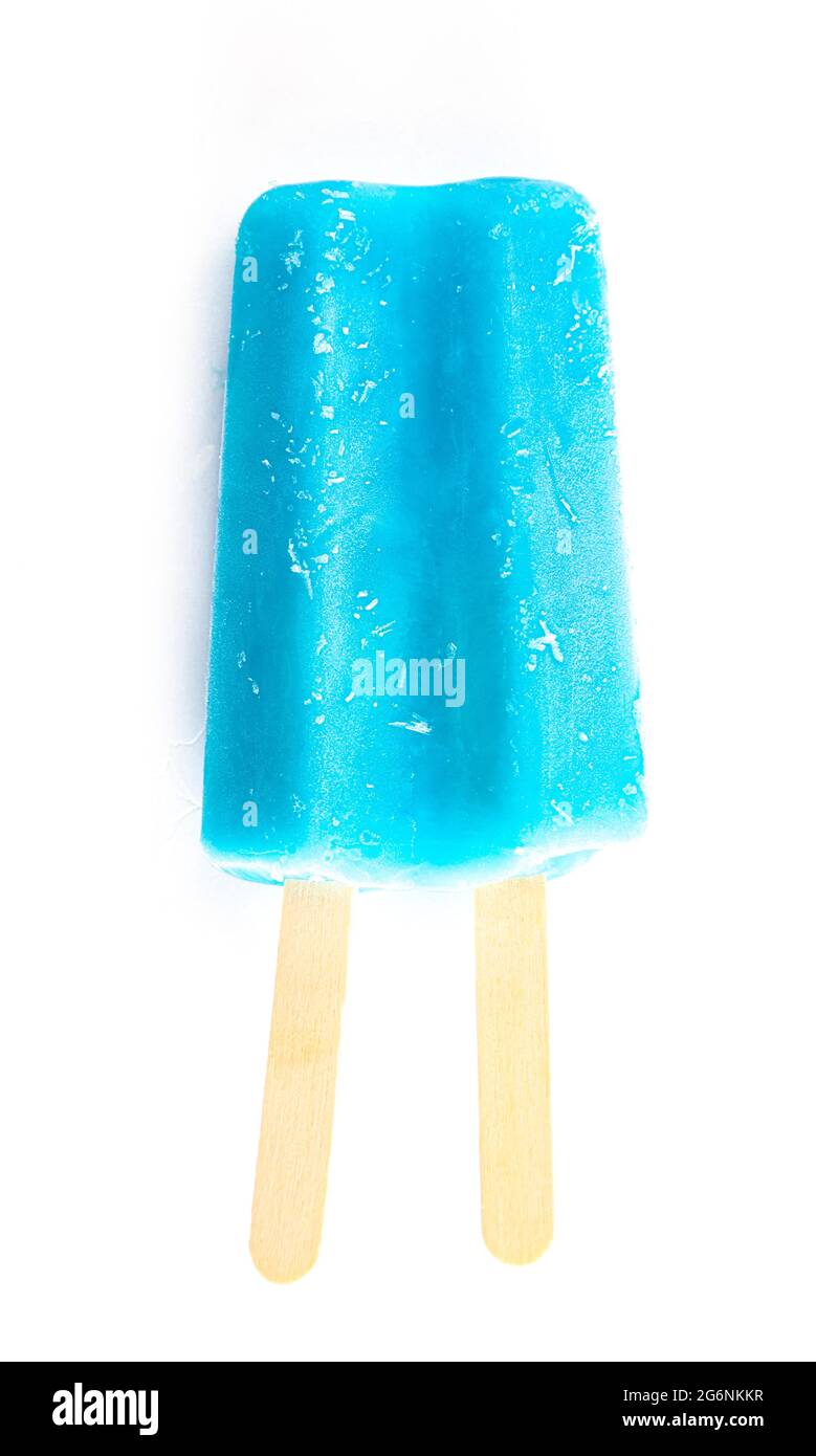 Popsicle bleu à double bâton isolé sur un fond blanc Banque D'Images