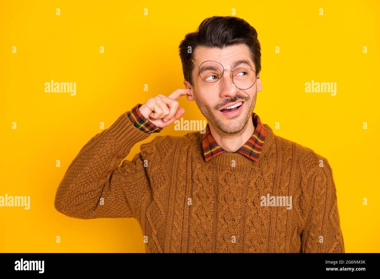 Photo De La Personne Folle Doigt Pres De L Oreille Look Vide Espace Ecoute Porter Pull Isole Sur Fond Jaune Photo Stock Alamy