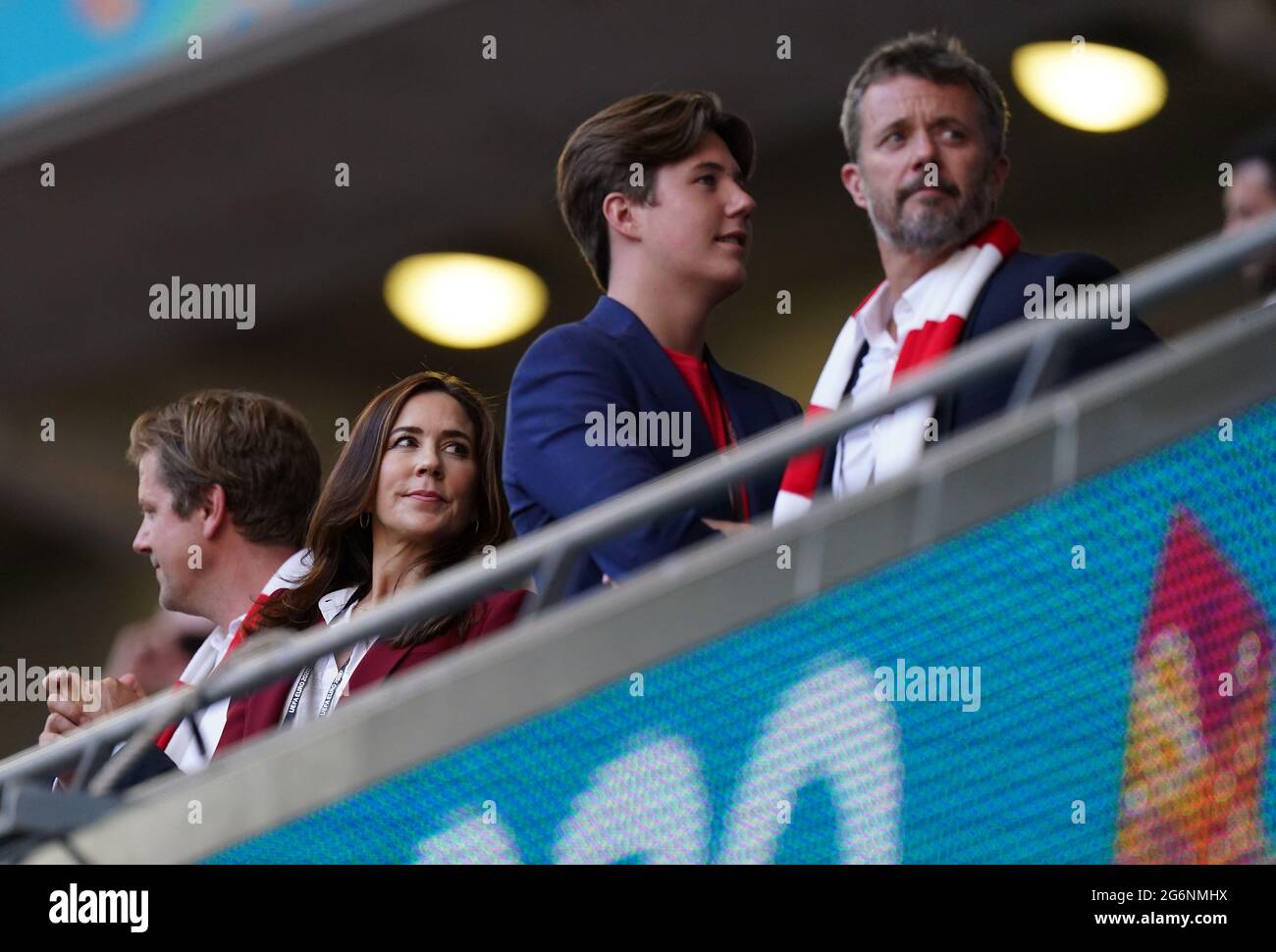 La princesse de la Couronne Mary du Danemark, le prince héritier Frederik et le prince Christian se trouvent dans les tribunes lors du match de demi-finale de l'UEFA Euro 2020 au stade Wembley, à Londres. Date de la photo: Mercredi 7 juillet 2021. Banque D'Images