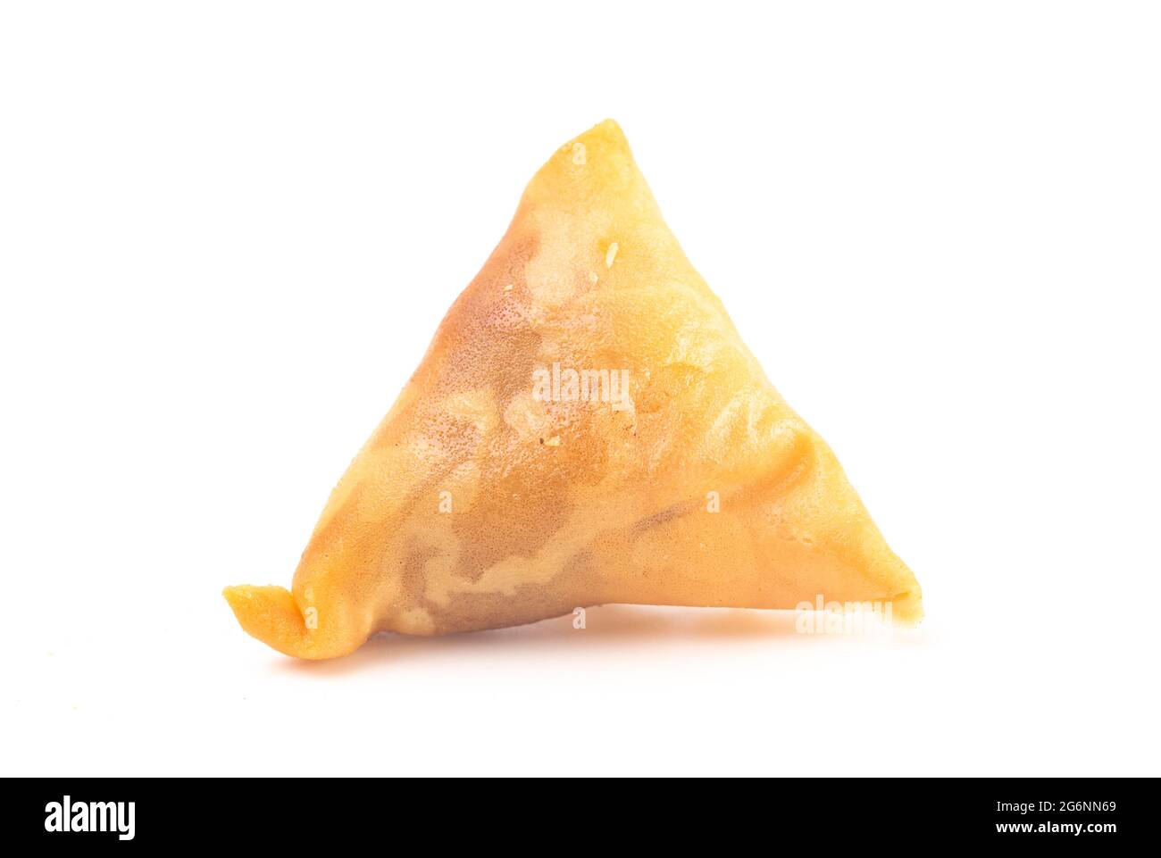 Samosas de légumes isolés sur un fond blanc Banque D'Images